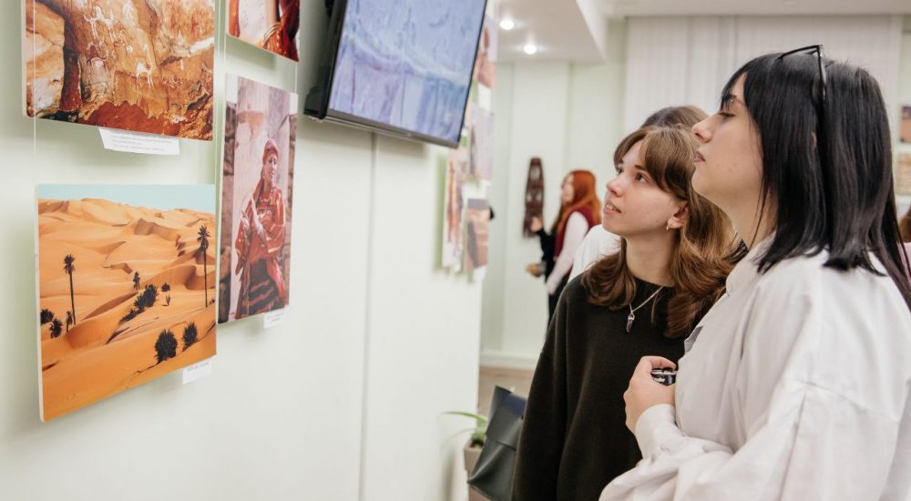 Студенты знакомятся с выставкой Студенты знакомятся с выставкой